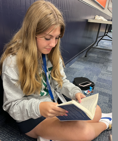 Freshman Abbey Trousdell reads
one of her assigned English books
in the Healey Gymnasium lobby.
Reflecting step 2 of this guide,
Trousdell has found a comfortable
place to read.
Photo by Amanda Duguay
